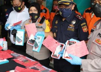 Kapolres Pelabuhan Tanjung Perak AKBP Ganis Setyaningrum dan didampingi Wakapolres Kompol Anggi Saputra Ibrahim dan Kepala KPPBC TMP Tanjung Perak Aris Sudarminto, Kasat Narkoba AKP. Yadwivana Jumbo Qantasson menunjukkan Barang Bukti PowerBank Sabu