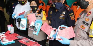 Kapolres Pelabuhan Tanjung Perak AKBP Ganis Setyaningrum dan didampingi Wakapolres Kompol Anggi Saputra Ibrahim dan Kepala KPPBC TMP Tanjung Perak Aris Sudarminto, Kasat Narkoba AKP. Yadwivana Jumbo Qantasson menunjukkan Barang Bukti PowerBank Sabu