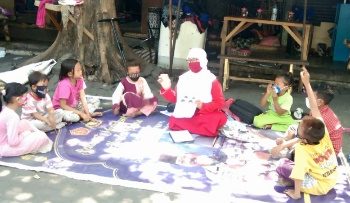 Luar Biasa, Guru TK ini Rela Mengajari Anjal di Kawasan Terminal