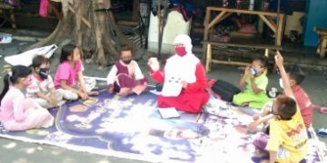 Luar Biasa, Guru TK ini Rela Mengajari Anjal di Kawasan Terminal