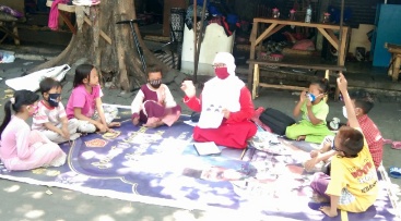 Luar Biasa, Guru TK ini Rela Mengajari Anjal di Kawasan Terminal