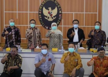 Gubernur Khofifah Dampingi Buruh Jatim Temui Menkopolhukam