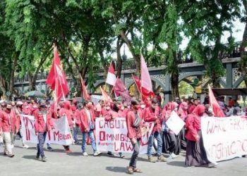Di Gresik, Demo Tolak UU Omnibus Law Diwarnai Bakar Ban Bekas