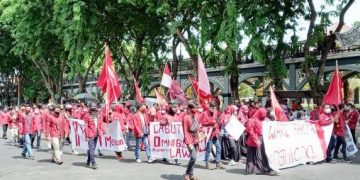 Di Gresik, Demo Tolak UU Omnibus Law Diwarnai Bakar Ban Bekas