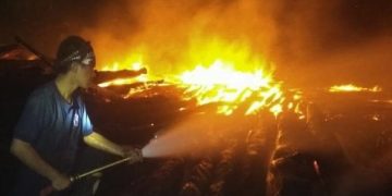 Gudang Kayu Gelondongan di Gresik Ludes Terbakar