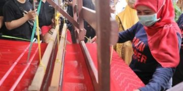 Tinjau Kampung Wisata Tenun Ikat Kediri, Gubernur Apresiasi Keterlibatan Anak Muda Teruskan Tradisi
