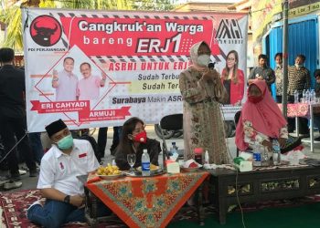 Tri Rismaharini, mendampingi Calon Walikota Nomor urut 1 Eri Cahyadi untuk berkampanye bertatap muka dengan warga di Bulak Banteng, Surabaya, Rabu (28/10/2020).