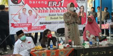 Tri Rismaharini, mendampingi Calon Walikota Nomor urut 1 Eri Cahyadi untuk berkampanye bertatap muka dengan warga di Bulak Banteng, Surabaya, Rabu (28/10/2020).