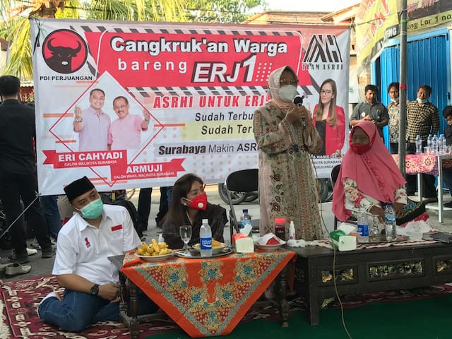 Tri Rismaharini, mendampingi Calon Walikota Nomor urut 1 Eri Cahyadi untuk berkampanye bertatap muka dengan warga di Bulak Banteng, Surabaya, Rabu (28/10/2020).