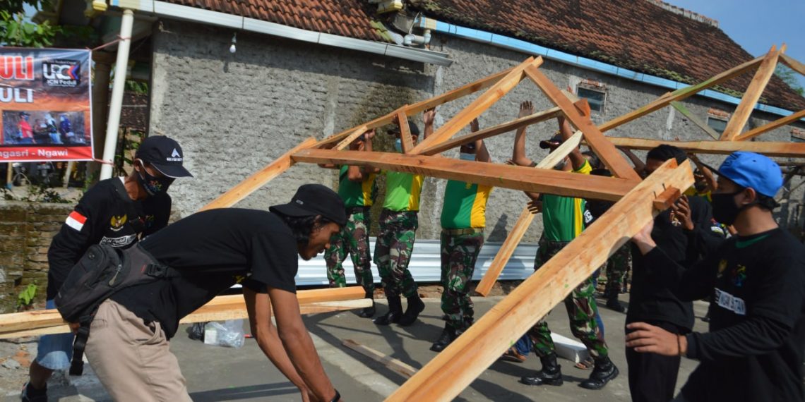 Wujudkan Impian Bapak Naryo, Yonarmed 12/Divif 2 Kostrad Bedah Rumah Bersama ICN Peduli