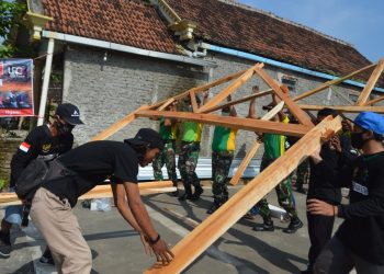 Wujudkan Impian Bapak Naryo, Yonarmed 12/Divif 2 Kostrad Bedah Rumah Bersama ICN Peduli