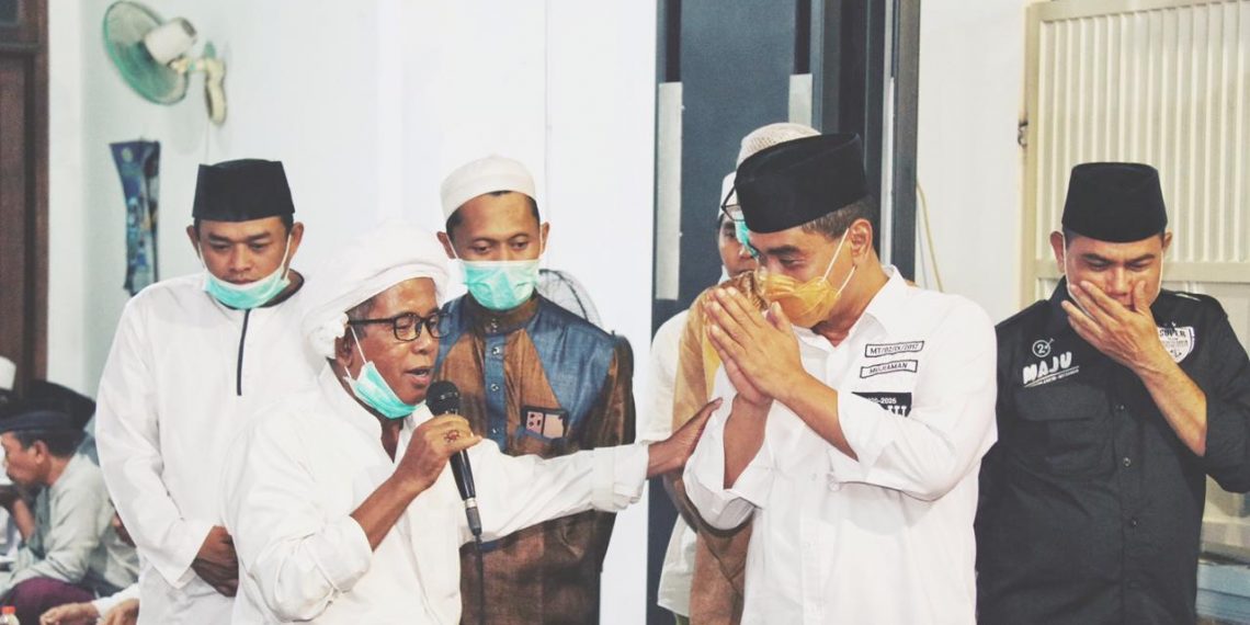 Peduli Sesama, Machfud Arifin-Mujiaman Didoakan Ulama Menjadi Pemimpin Surabaya