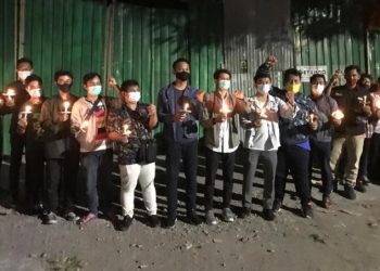 Belasan pemuda menggelar aksi di depan Rumah Radio Bung Tomo di Jalan Mawar, Surabaya, Senin (9/11/2020).