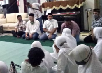 Cawabup Taufiqulbar saat menghadiri jamaah yasin dan tahlil waega Nadliyin Desa Wates Sidoarjo, yang digelar di kediaman Ustadz H. Iqbal atau Hj Emy, tokoh masyarakat Desa Wates.