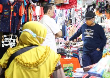 Calon Walikota Surabaya nomor urut 2, Machfud Arifin dinilai sebagai pemimpin yang membela kepentingan dan kebutuhan masyarakat kecil. Kepedulian ini juga dinilai sangat terlihat jelas ketika Cak Machfud datang berkunjung ke salah satu pasar di daerah Tambakrejo.