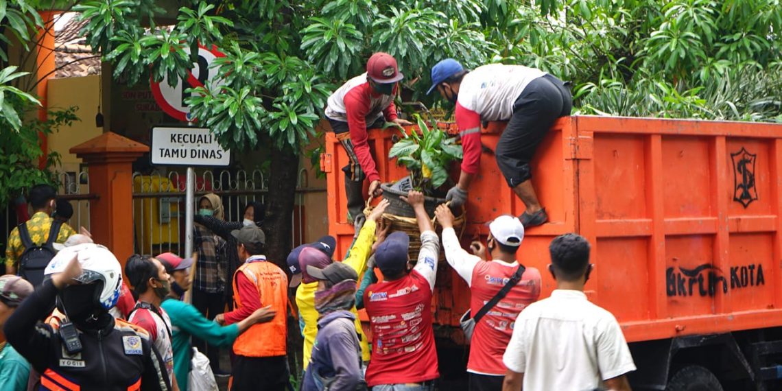 Cegah Banjir, Bersihkan Saluran di Dukuh Kupang