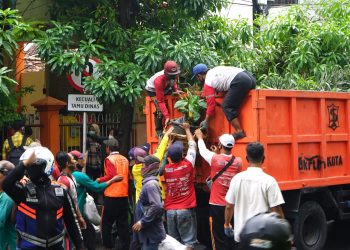 Cegah Banjir, Bersihkan Saluran di Dukuh Kupang