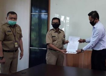 Kepala Dinas Lingkungan Hidup dan Kebersihan Kabupaten Sidoarjo Ir Sigit Setyawan, MT (dua dari kiri) bersama perwakilan Bank Jatim menunjukkan MoU pembayaran retribusi sampai melalui sistem digital payment.