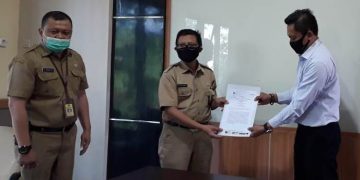 Kepala Dinas Lingkungan Hidup dan Kebersihan Kabupaten Sidoarjo Ir Sigit Setyawan, MT (dua dari kiri) bersama perwakilan Bank Jatim menunjukkan MoU pembayaran retribusi sampai melalui sistem digital payment.