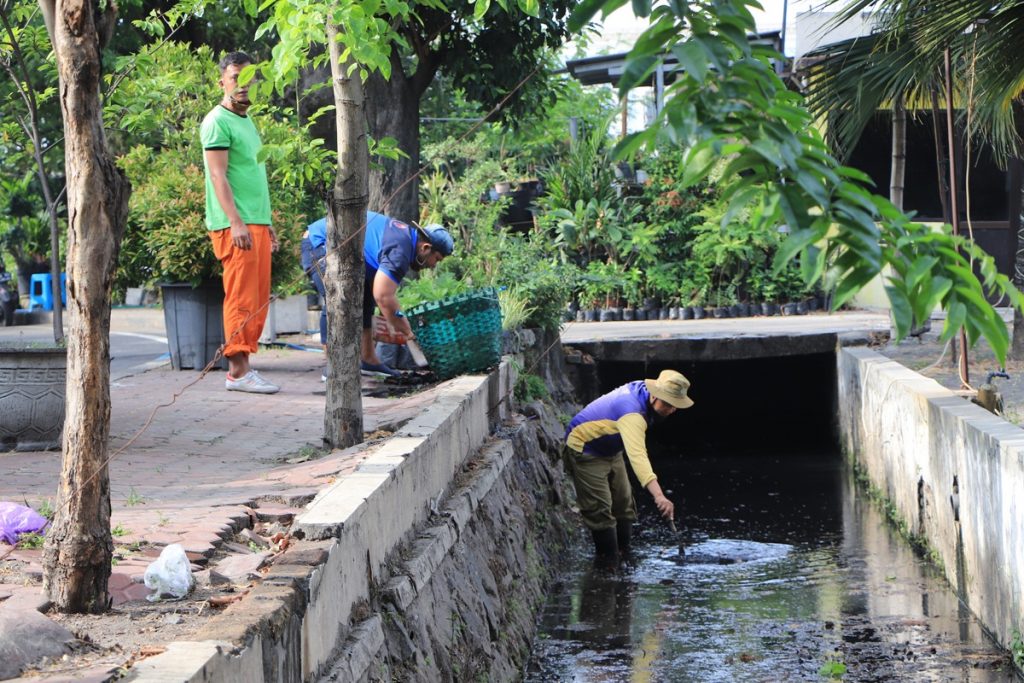 BERSIH DARI SAMPAH: Petugas kebersihan dari Dinas Lingkungan Hidup dan Kebersihan Kabupaten Sidoarjo saat melakukan pembersihan sampah di saluran air. Peningkatan pelayanan kebersihan bisa dilakukan secara maksimal seiring dengan tertibnya pembayaran retribusi pelayanan persampahan.
