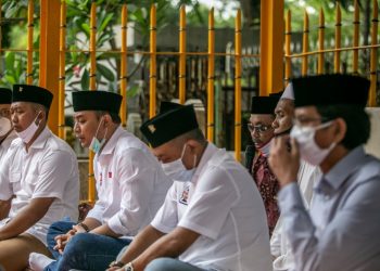 Sambut Hari Pahlawan, Eri-Armuji Nyekar di Makam 3 Sosok Ini