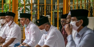 Sambut Hari Pahlawan, Eri-Armuji Nyekar di Makam 3 Sosok Ini