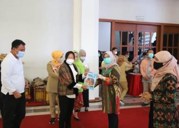 Peringatan Hari Guru Nasional 2020 berlangsung di kompleks Gedung Balai Pemuda Surabaya, Senin (30/11/2020), dengan menerapkan protokol kesehatan.