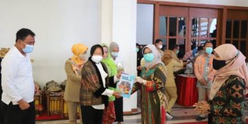 Peringatan Hari Guru Nasional 2020 berlangsung di kompleks Gedung Balai Pemuda Surabaya, Senin (30/11/2020), dengan menerapkan protokol kesehatan.