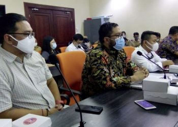 Warga saat hearing di Komisi C DPRD Surabaya terkait pembangunan SPBU Shell yang dikeluhkan oleh warga Margorejo Indah Surabaya.