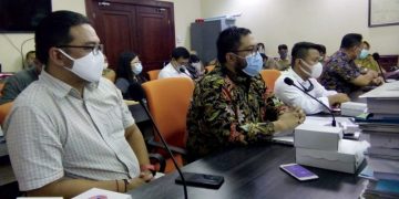 Warga saat hearing di Komisi C DPRD Surabaya terkait pembangunan SPBU Shell yang dikeluhkan oleh warga Margorejo Indah Surabaya.