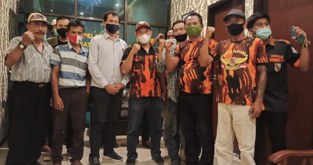 Puluhan massa gabungan MPC Pemuda Pancasila, tokoh LSM dan Aliansi Mahasiswa Banyuwangi, gelar audiensi ke Mapolresta Banyuwangi, Kamis (26/11/2020).