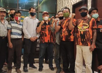 Puluhan massa gabungan MPC Pemuda Pancasila, tokoh LSM dan Aliansi Mahasiswa Banyuwangi, gelar audiensi ke Mapolresta Banyuwangi, Kamis (26/11/2020).