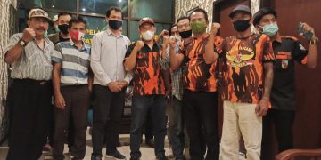 Puluhan massa gabungan MPC Pemuda Pancasila, tokoh LSM dan Aliansi Mahasiswa Banyuwangi, gelar audiensi ke Mapolresta Banyuwangi, Kamis (26/11/2020).