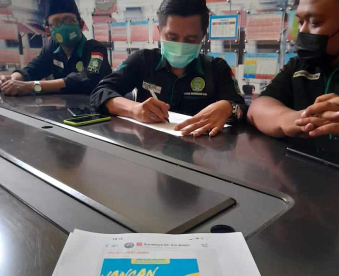 Politikus Partai Kebangkitan (PKB) Surabaya, Mahfudz dengan mengatasnamakan Garda Bangsa PKB Surabaya melaporkan dugaan ujaran kebencian serta provokasi di tengah rangkaian kampanye Pemilihan Kepala Daerah (Pilkada) Surabaya ke Badan Pengawas Pemilu (Bawaslu) Surabaya, Senin (30/11/2020).