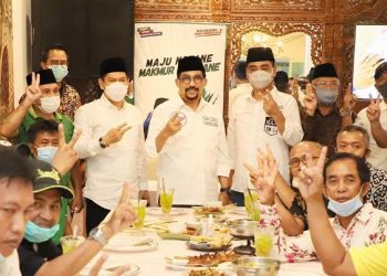 Adies Kadir bersama Paslon Machfud Arifin-Mujiaman dan para pendukung nomer urut 2.