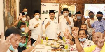 Adies Kadir bersama Paslon Machfud Arifin-Mujiaman dan para pendukung nomer urut 2.