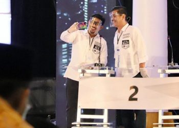 Machfud Arifin-Mujiaman Sukirno disela debat yang digelar KPU Kota Surabaya