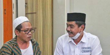 Tokoh agama Kapasan, Kecamatan Simokerto, Gus Rudi bersama Cawawali Mujiaman (kanan).