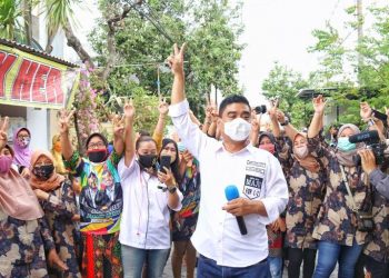 Cawawali Mujiaman saat berswafoto disela blusukan di daerah Dukuh Pakis III, Kota Surabaya.