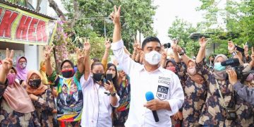 Cawawali Mujiaman saat berswafoto disela blusukan di daerah Dukuh Pakis III, Kota Surabaya.