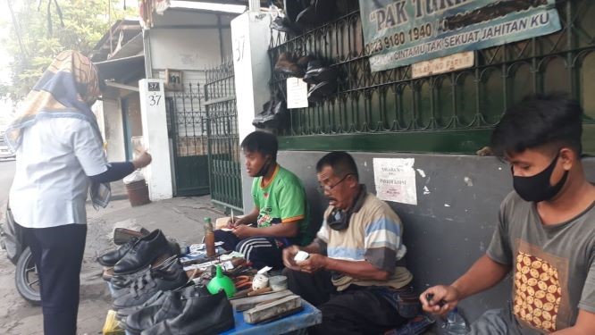 Pak Tukimun, 25 Tahun Konsisten Jalani Usaha Tukang Sepatu