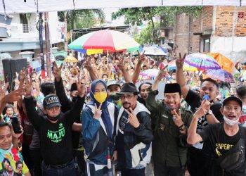 Rasa cinta masyarakat Kota Surabaya kepada Walikota Tri Rismahari dan Calon Walikota Surabaya nomor urut 2, Machfud Arifin memang sudah tidak diragukan lagi. Pasalnya, di tengah kondisi perpolitikan yang semakin memanas ini, masyarakat Kota Surabaya membela kedua figur tersebut.