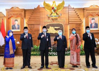 Gubernur Jawa Timur Khofifah Indar Parawansa mengukuhkan Drs. Heru Purwaka, M.M sebagai Kepala Kantor Regional II Badan Kepegawaian Negara (BKN) Surabaya yang baru di Gedung Negara Grahadi Surabaya pada Senin (16/11).
