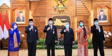 Gubernur Jawa Timur Khofifah Indar Parawansa mengukuhkan Drs. Heru Purwaka, M.M sebagai Kepala Kantor Regional II Badan Kepegawaian Negara (BKN) Surabaya yang baru di Gedung Negara Grahadi Surabaya pada Senin (16/11).