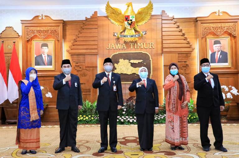 Gubernur Jawa Timur Khofifah Indar Parawansa mengukuhkan Drs. Heru Purwaka, M.M sebagai Kepala Kantor Regional II Badan Kepegawaian Negara (BKN) Surabaya yang baru di Gedung Negara Grahadi Surabaya pada Senin (16/11).
