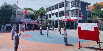 Sesuai surat edaran Wali Kota Surabaya nomor: 800/10371/436.7.1/2020 tentang Pengaturan Kerja di Kantor, hari ini, Senin 23 November 2020, tenaga pendidik maupun non pendidik di Sekolah Dasar (SD) dan Sekolah Menengah Pertama (SMP) mulai masuk ke sekolah.