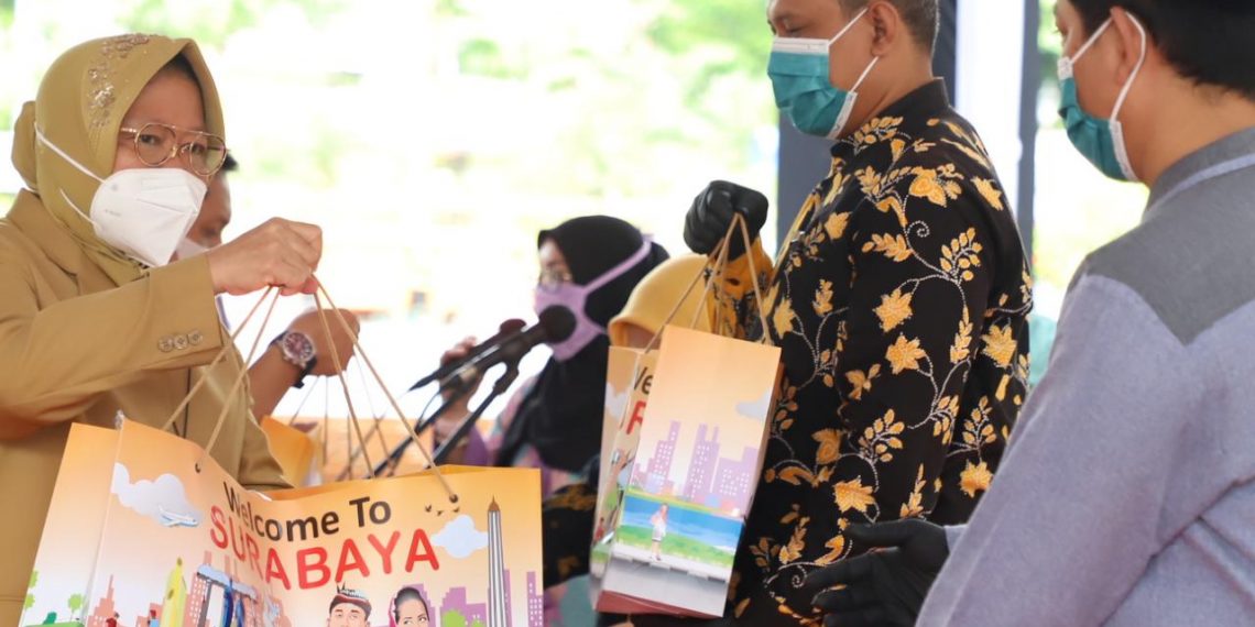 Modin dan Pengurus Jenazah di Surabaya Terima Bantuan Baju Hazmat