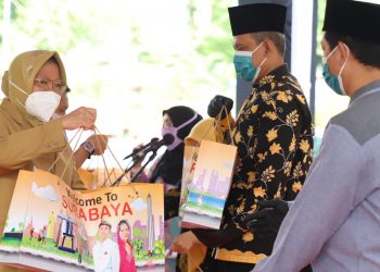 Modin dan Pengurus Jenazah di Surabaya Terima Bantuan Baju Hazmat
