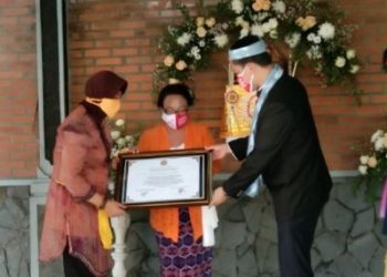 Dirjen Bimas Hindu Serahkan Piagam Penghargaan kepada Amik, Trainer Batik dan Pendampingan UKM