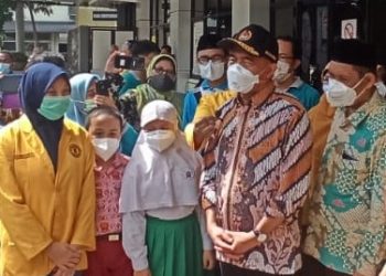 Kunjungi Gresik, Menteri Muhadjir Ajak Siswa SD Mugres dan Spemutu Tetap Semangat Belajar